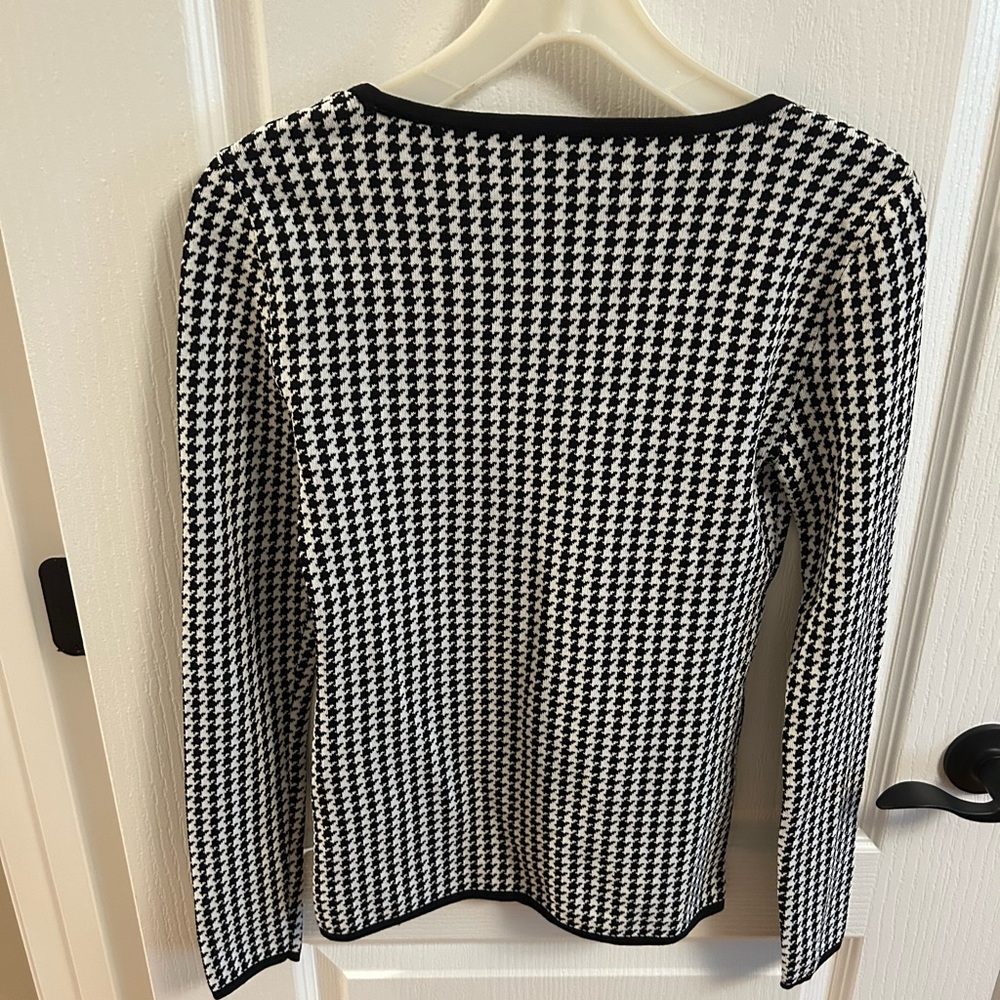 White House Black Market Monochrome Knit Top - Picture 4 of 5